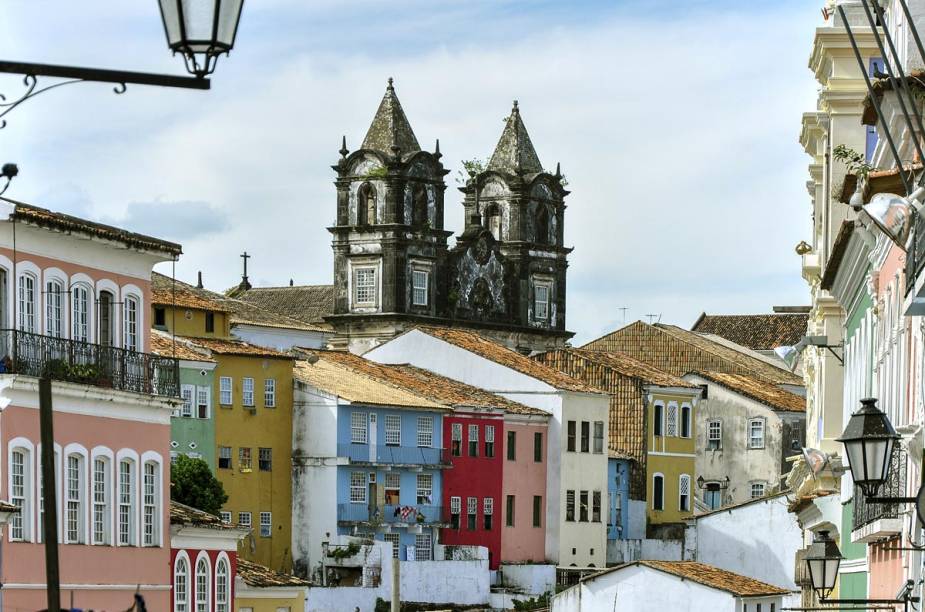 É preciso ter forças nas pernas para caminhar pelas ladeiras do <a href="https://viajeaqui.abril.com.br/estabelecimentos/br-ba-salvador-atracao-pelourinho" rel="Pelourinho" target="_blank">Pelourinho</a>, em Salvador. As igrejas históricas estão entre as atrações principais do centro histórico da capital baiana