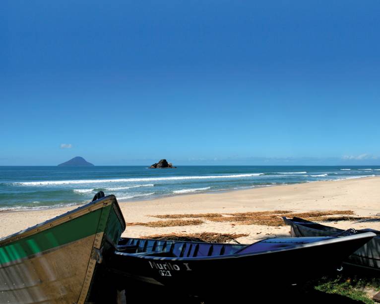 <strong>Juquehy</strong> Com trechos de mar bem distintos – violento no canto direito, calmo no outro lado –, Juquehy talvez seja a praia mais democrática de São Sebastião. Não espere por sossego, basta o fim de semana chegar para surfistas e famílias aportarem nos quase quatro quilômetros de areia.Colaboram para o movimento uma boa oferta de hotéis – desde pousadinhas transadas para casais até pequenos resorts -, um número consistente de restaurantes e barracas de praia, além de dois minishoppings situados na rua principal