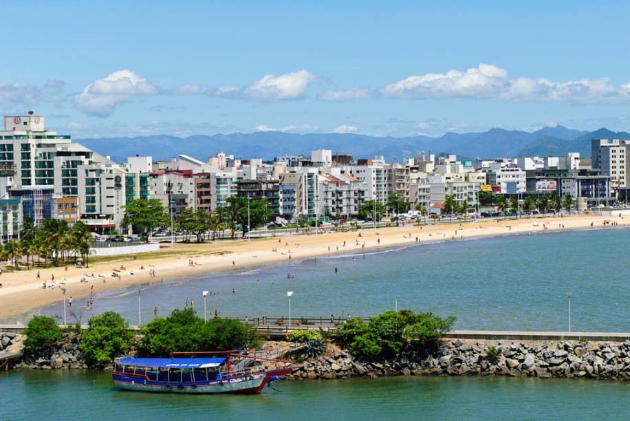 A Praia de Camburi tem larga faixa de areia, que fica lotada nos fins de semana