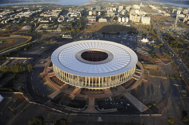 <a href="https://viajeaqui.abril.com.br/estabelecimentos/br-df-brasilia-atracao-estadio-nacional-de-brasilia-mane-garrincha" rel="19. Estádio Nacional Mané Garrincha "><strong>19. Estádio Nacional Mané Garrincha </strong></a><a href="https://viajeaqui.abril.com.br/estabelecimentos/br-df-brasilia-atracao-estadio-nacional-de-brasilia-mane-garrincha" rel="19. Estádio Nacional Mané Garrincha "><strong> </strong></a>O estádio antigo inaugurado em 1974 era pequeno, mas a reforma que durou de 2010 a 2013 para receber jogos da Copa do Mundo fez com que o Mané Garrincha se tornasse o segundo maior estádio do Brasil, atrás só do Maracanã. É um exagero, na verdade, pois o Distrito Federal não tem times grandes o suficiente para lotar o estádio e a administração não permite realização de eventos culturais lá dentro, com poucas exceções. Brasília também sediará partidas do torneio de futebol dos Jogos Olímpicos de 2016.<strong>Entrada gratuita (quando não há jogo).</strong><strong>Horário de visitação:</strong> de segunda a sexta de 9h30 às 11h e das 14h30 às 17h <a href="https://viajeaqui.abril.com.br/estabelecimentos/br-df-brasilia-atracao-estadio-nacional-de-brasilia-mane-garrincha" rel="19. Estádio Nacional Mané Garrincha "><strong>19. Estádio Nacional Mané Garrincha </strong></a><a href="https://viajeaqui.abril.com.br/estabelecimentos/br-df-brasilia-atracao-estadio-nacional-de-brasilia-mane-garrincha" rel="19. Estádio Nacional Mané Garrincha "><strong> </strong></a>O estádio antigo inaugurado em 1974 era pequeno, mas a reforma que durou de 2010 a 2013 para receber jogos da Copa do Mundo fez com que o Mané Garrincha se tornasse o segundo maior estádio do Brasil, atrás só do Maracanã. É um exagero, na verdade, pois o Distrito Federal não tem times grandes o suficiente para lotar o estádio e a administração não permite realização de eventos culturais lá dentro, com poucas exceções. Brasília também sediará partidas do torneio de futebol dos Jogos Olímpicos de 2016.<strong>Entrada gratuita (quando não há jogo).</strong><strong>Horário de visitação:</strong> de segunda a sexta de 9h30 às 11h e das 14h30 às 17h