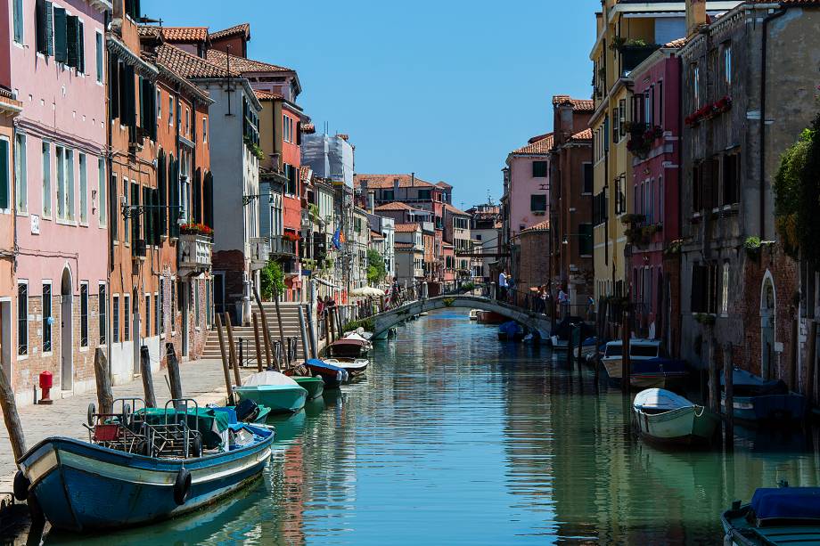 <a href="https://viajeaqui.abril.com.br/cidades/italia-veneza" target="_blank" rel="noopener"><strong>Veneza – Itália </strong></a> O destino serve de inspiração tanto para os turistas e apaixonados quanto para apelido carinhoso de outras belas cidades cortadas por canais ao redor do mundo. As mais de 400 pontes sobre os canais e as 118 ilhotas fazem de Veneza um destino único no mundo. <a href="https://www.booking.com/city/it/venice.pt-br.html?aid=332455&label=viagemabril-venezasdomundo" target="_blank" rel="noopener"><em>Busque hospedagens em  Veneza no Bookig.com</em></a>