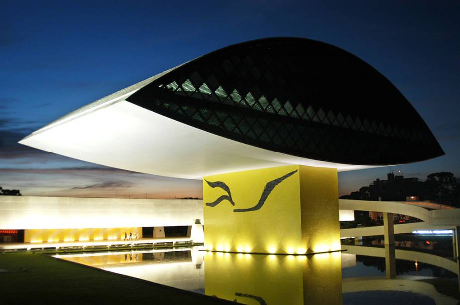 Projetado por Oscar Niemeyer, o "Museu do Olho" tem acervo de obras contemporâneas e mostras temporárias, além de percorrer a trajetória do arquiteto