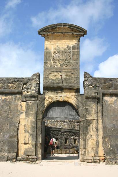 Construído originalmente pelos holandeses em 1631, o Forte Orange foi demolido e reconstruído pelos portugueses em 1654