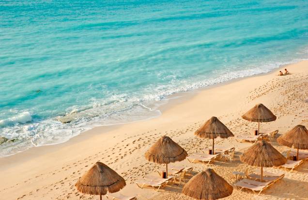 <strong>México – 16 dias – R$ 9 167</strong><br /> Guadalajara, Acapulco, Taxco, Cuernavaca, Cidade do México, Teotihuacán, Mérida, Uxmal, Chichén-Itzá e Cancún (foto) são as cidades visitadas nesse roteiro, que inclui passagem aérea, hospedagem com café da manhã e guia brasileiro. O pacote, que custa R$ 11.453, será negociado a R$ 9.167 na Turismo Week<br /> <br /> <strong>Quando:</strong> saída em 18 de dezembro<br /> <strong>Pagamento:</strong> à vista ou R$ 2 292 + 11 vezes de R$ 625<br /> <strong>Quem leva: </strong>a<strong> Queensberry</strong> tel. (11) 3217-7600 / site <a href="https://www.queensberry.com.br" rel="www.queensberry.com.br">www.queensberry.com.br</a> <strong>México – 16 dias – R$ 9 167</strong><br /> Guadalajara, Acapulco, Taxco, Cuernavaca, Cidade do México, Teotihuacán, Mérida, Uxmal, Chichén-Itzá e Cancún (foto) são as cidades visitadas nesse roteiro, que inclui passagem aérea, hospedagem com café da manhã e guia brasileiro. O pacote, que custa R$ 11.453, será negociado a R$ 9.167 na Turismo Week<br /> <br /> <strong>Quando:</strong> saída em 18 de dezembro<br /> <strong>Pagamento:</strong> à vista ou R$ 2 292 + 11 vezes de R$ 625<br /> <strong>Quem leva: </strong>a<strong> Queensberry</strong> tel. (11) 3217-7600 / site <a href="https://www.queensberry.com.br" rel="www.queensberry.com.br">www.queensberry.com.br</a>