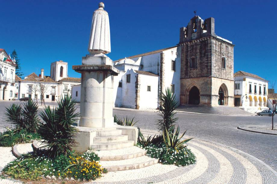 A Sé Catedral foi edificada em cima das ruínas de um templo romano. O local guarda vestígios dessa época