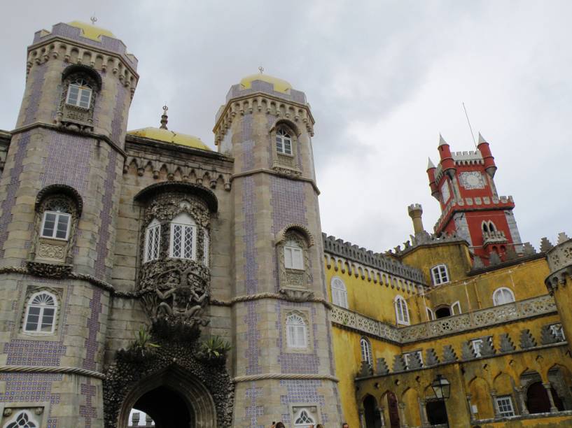 Extravagante, o Palácio da Pena é uma miscelânea de estilos, com traços neogóticos, neorrenascentistas e até mouriscos