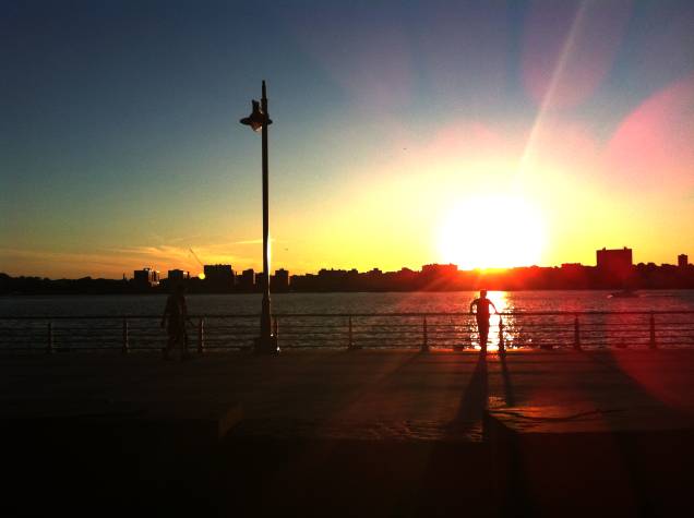 Pôr do sol no Hudson River Park Pôr do sol no Hudson River Park