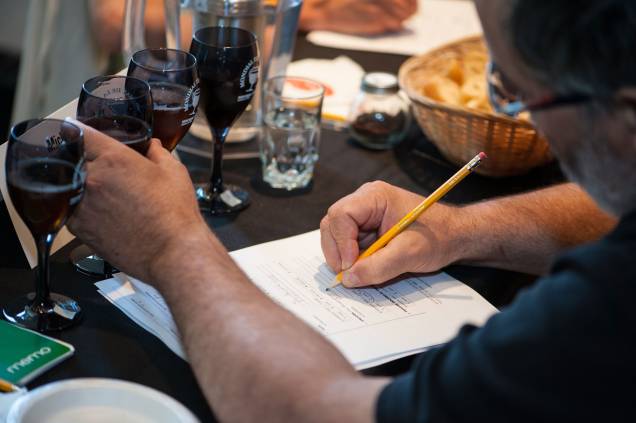Jurados analisam rótulos e premiam os melhores produtores na edição de 2012 do Festival Mundial da Cerveja, em Montreal Jurados analisam rótulos e premiam os melhores produtores na edição de 2012 do Festival Mundial da Cerveja, em Montreal