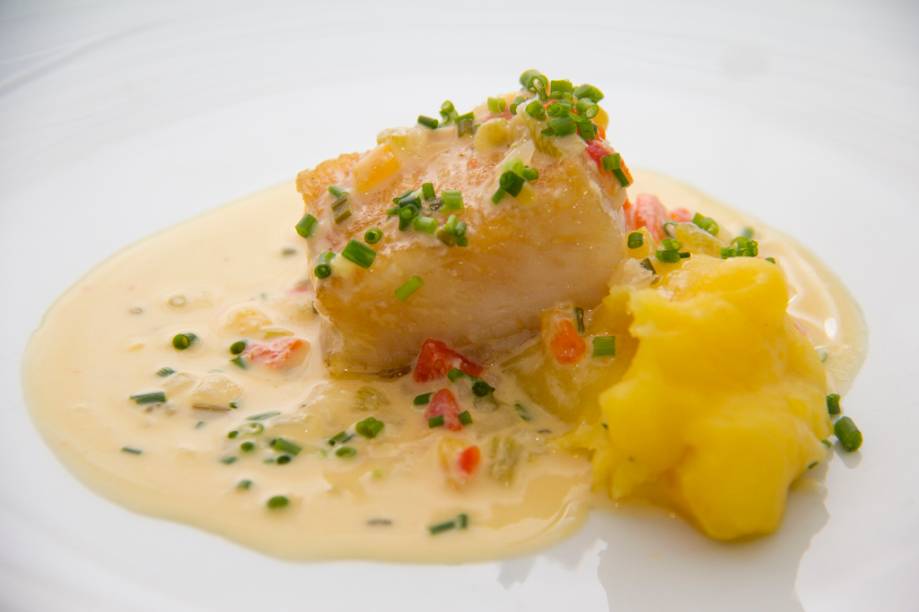 Bacalhau de pirarucu, receita do chef Felipe Schaedler, do restaurante Banzeiro, de Manaus. Leva bacalhau de pirarucu com mousseline de mandioquinha, leite de coco e gengibre