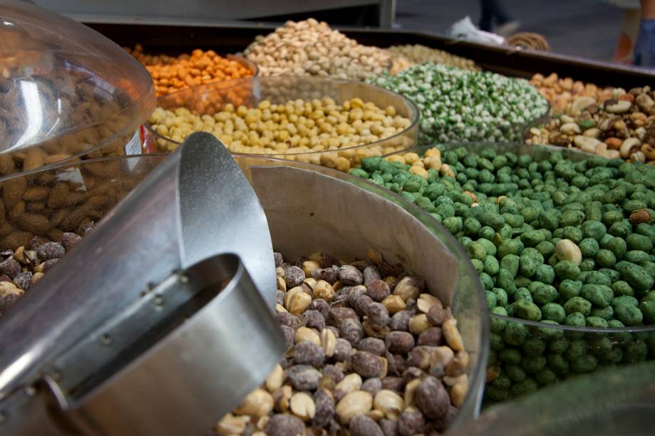 <strong>Amendoins:</strong> torrados, envolvidos em massa salgada ou caramelizados, os amendoins são encontrados em diversos tipos no Mercadão de SP. Também são servidos nas bancas do Mercadão outros petiscos como ervilha com wasabi e pistache iraniano <strong>Amendoins:</strong> torrados, envolvidos em massa salgada ou caramelizados, os amendoins são encontrados em diversos tipos no Mercadão de SP. Também são servidos nas bancas do Mercadão outros petiscos como ervilha com wasabi e pistache iraniano