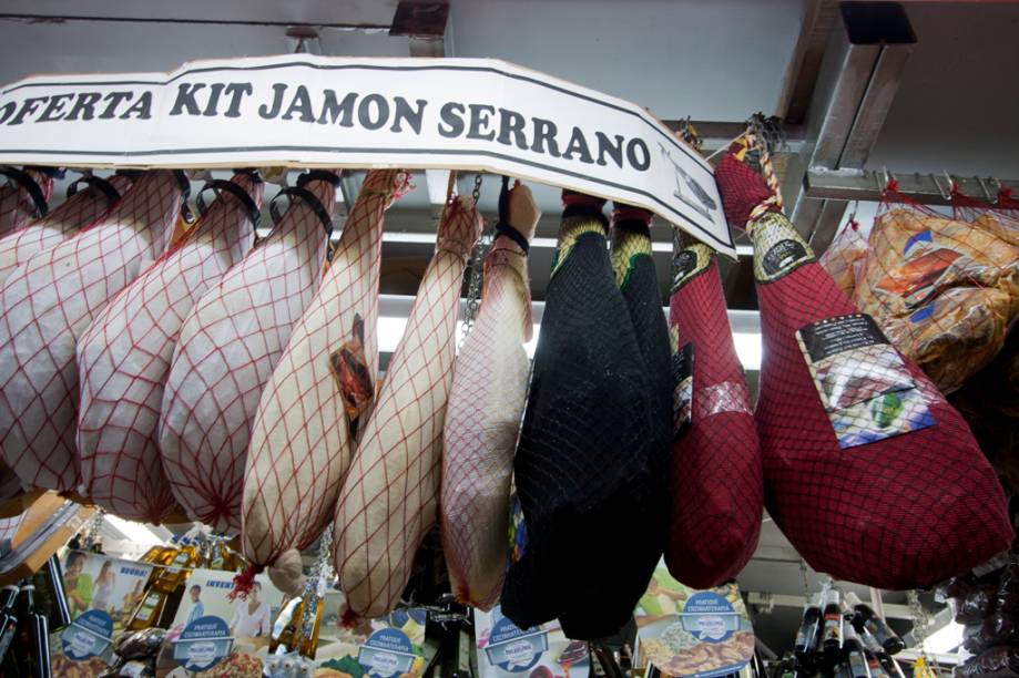 Em muitas lojas do Mercado Municipal, como na Galeria do Bacalhau, as variações de presunto cru estão presente. Estas peças de pata negra, uma variedade mais elaborada da carne, chegam a custar R$ 140 o quilo