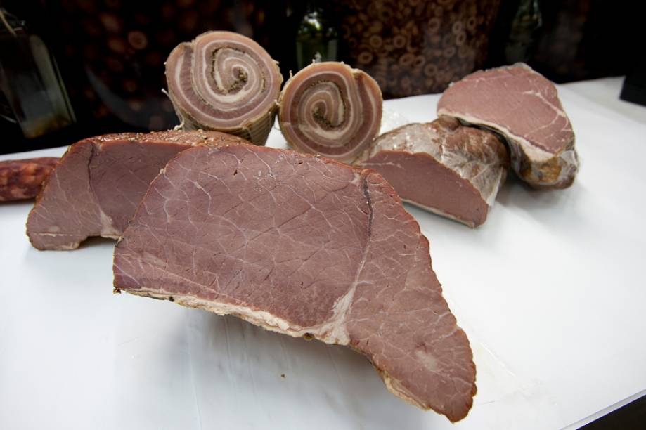 <strong>Defumados:</strong> para quem gosta de alimentos defumados, os lombos suínos da Galeria do Bacalhau são uma boa pedida, ideais para servir como petiscos <strong>Defumados:</strong> para quem gosta de alimentos defumados, os lombos suínos da Galeria do Bacalhau são uma boa pedida, ideais para servir como petiscos