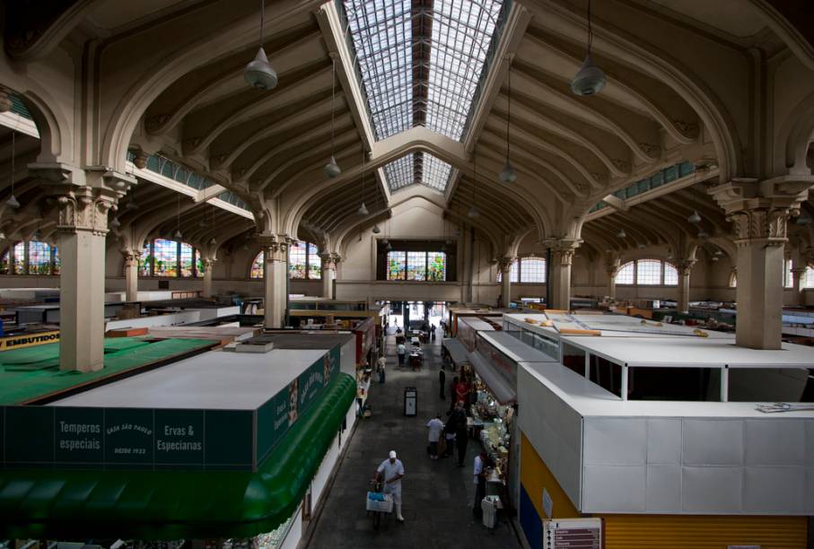 Nas primeiras horas da manhã é possivel andar tranquilamente pelas "ruas" do Mercadão, vendo o que há de melhor em suas barracas e contemplando a arquitetura do local