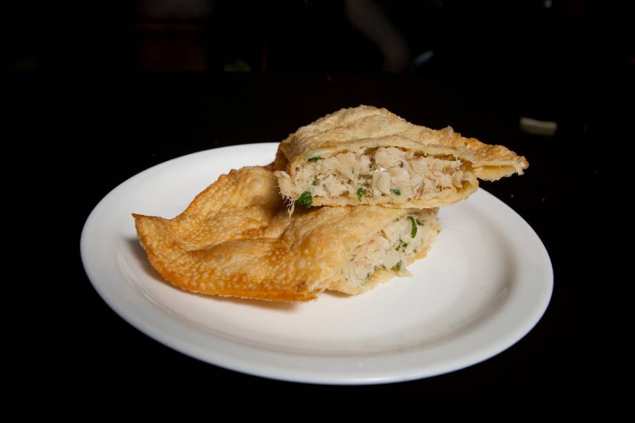 <strong>Pastel de bacalhau:</strong> assim como o bolinho e o lanche de mortadela, o pastel de bacalhau  é um dos estandartes do Mercado Municipal. Bem recheado e quentinho, ele é vendido em quase todas as lanchonetes do lugar