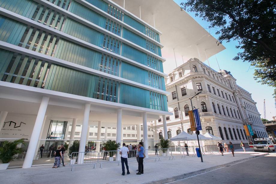 <strong>9. <a href="https://viajeaqui.abril.com.br/estabelecimentos/br-rj-rio-de-janeiro-atracao-museu-de-arte-do-rio-mar" rel="Museu de Arte do Rio (MAR), no Rio de Janeiro" target="_blank">Museu de Arte do Rio (MAR), no Rio de Janeiro</a></strong>Ao lado do Museu do Amanhã, o MAR é composto por dois edifícios conectados por uma “cobertura fluída”, espécie de passarela suspensa. O museu foi inaugurado em 2013 e está com acervo em formação, com peças que falam sobre a história, a cultura e os conflitos do Rio.<strong>Grátis: às terças-feiras</strong>Você economiza: R$ 10Endereço: Praça Mauá, 5, Centro, Rio de Janeiro (RJ) <strong>9. <a href="https://viajeaqui.abril.com.br/estabelecimentos/br-rj-rio-de-janeiro-atracao-museu-de-arte-do-rio-mar" rel="Museu de Arte do Rio (MAR), no Rio de Janeiro" target="_blank">Museu de Arte do Rio (MAR), no Rio de Janeiro</a></strong>Ao lado do Museu do Amanhã, o MAR é composto por dois edifícios conectados por uma “cobertura fluída”, espécie de passarela suspensa. O museu foi inaugurado em 2013 e está com acervo em formação, com peças que falam sobre a história, a cultura e os conflitos do Rio.<strong>Grátis: às terças-feiras</strong>Você economiza: R$ 10Endereço: Praça Mauá, 5, Centro, Rio de Janeiro (RJ)