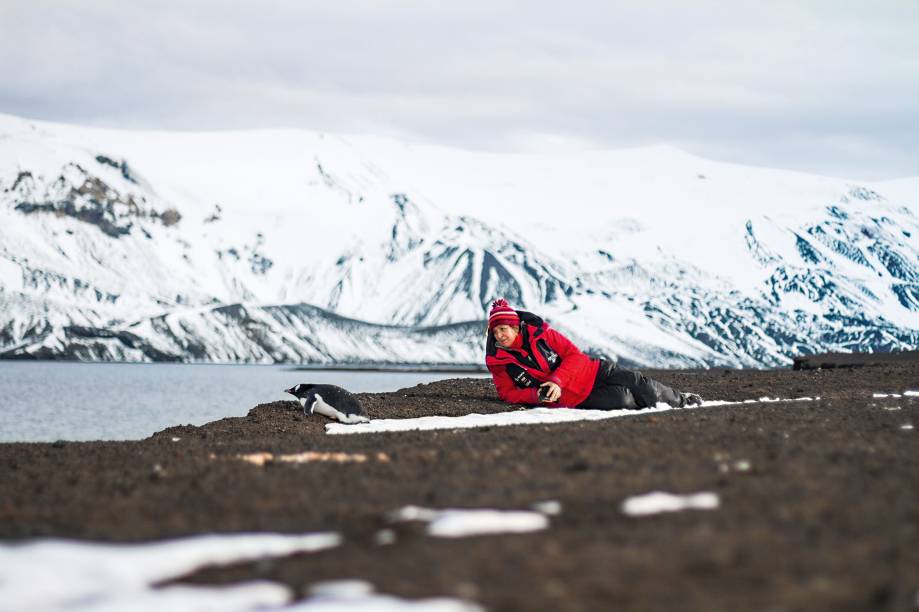 <a href="https://viajeaqui.abril.com.br/paises/antartica" rel="Antártica" target="_blank"><strong>Antártica</strong></a>    "Grandes colônias de pinguins se concentram ali e parecem bem à vontade perto dos seres humanos. A Antártica era o único continente que ainda não tínhamos visitado, e foi a maior conquista da nossa expedição até agora. Para chegar lá, o mais indicado é ir até <a href="https://viajeaqui.abril.com.br/cidades/ar-ushuaia" rel="Ushuaia" target="_blank">Ushuaia</a>, na <a href="https://viajeaqui.abril.com.br/paises/argentina" rel="Argentina" target="_blank">Argentina</a>, e pegar um barco que faça expedições pela região