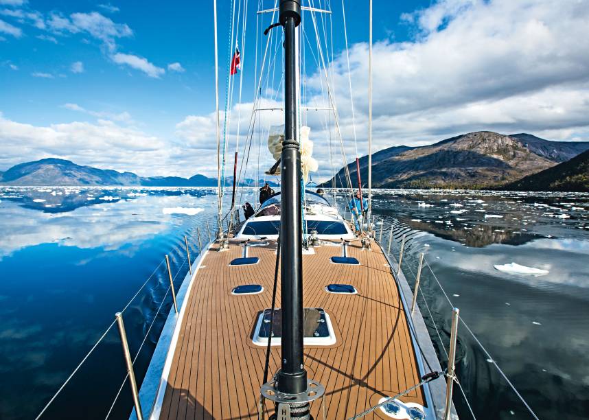 <a href="https://viajeaqui.abril.com.br/estabelecimentos/ar-ushuaia-atracao-tour-de-barco-pelo-canal-de-beagle" rel="Canal de Beagle" target="_blank"><strong>Canal de Beagle</strong></a>"Navegando pelo Canal de Beagle, as paisagens são belíssimas e variadas. Essa região, que faz divisa entre <a href="https://viajeaqui.abril.com.br/paises/chile" rel="Chile" target="_blank">Chile</a> e <a href="https://viajeaqui.abril.com.br/paises/argentina" rel="Argentina" target="_blank">Argentina</a>, é cercada por glaciares, e os pequenos blocos de gelo que se desprendem dos paredões se misturam à água do canal. Tem acesso fácil por <a href="https://viajeaqui.abril.com.br/cidades/ar-ushuaia" rel="Ushuaia" target="_blank">Ushuaia</a>, na Argentina, e é um lugar obrigatório a quem visita a Terra do Fogo"