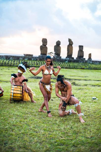 <strong><a href="https://viajeaqui.abril.com.br/cidades/chile-ilha-de-pascoa" rel="Ilha de Páscoa" target="_blank">Ilha de Páscoa</a>, <a href="https://viajeaqui.abril.com.br/paises/chile" rel="Chile" target="_blank">Chile</a></strong> "Ficamos impressionados como o povo Rapa Nui mantém viva sua cultura. Através da música e da dança, eles demonstram suas tradições. Estivemos na ilha há 18 anos e, mesmo após tanto tempo, as tradições perduaram, ainda cheias de magia e mistério. A ilha é muito acessível, com voos partindo de <a href="https://viajeaqui.abril.com.br/cidades/chile-santiago" rel="Santiago" target="_blank">Santiago</a> do Chile <strong><a href="https://viajeaqui.abril.com.br/cidades/chile-ilha-de-pascoa" rel="Ilha de Páscoa" target="_blank">Ilha de Páscoa</a>, <a href="https://viajeaqui.abril.com.br/paises/chile" rel="Chile" target="_blank">Chile</a></strong> "Ficamos impressionados como o povo Rapa Nui mantém viva sua cultura. Através da música e da dança, eles demonstram suas tradições. Estivemos na ilha há 18 anos e, mesmo após tanto tempo, as tradições perduaram, ainda cheias de magia e mistério. A ilha é muito acessível, com voos partindo de <a href="https://viajeaqui.abril.com.br/cidades/chile-santiago" rel="Santiago" target="_blank">Santiago</a> do Chile