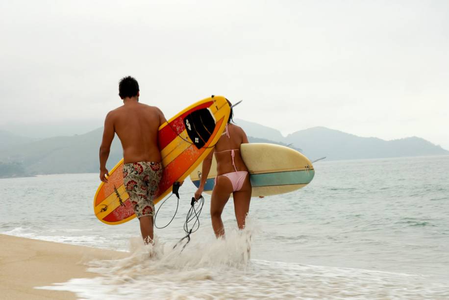 Casal de surfistas na Praia de Maresias, em São Sebastião, São Paulo