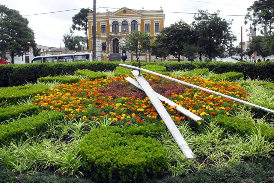 Relógio das Flores, e, ao fundo, o Palácio Garibaldi, construído no séc. 19