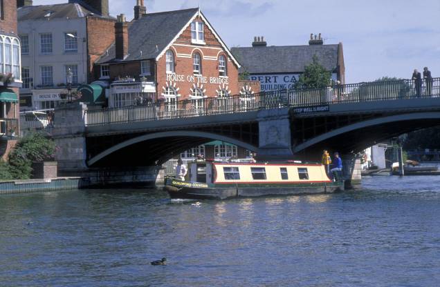 Barco no Rio Tâmisa, na cidade de Windsor, Inglaterra Barco no Rio Tâmisa, na cidade de Windsor, Inglaterra