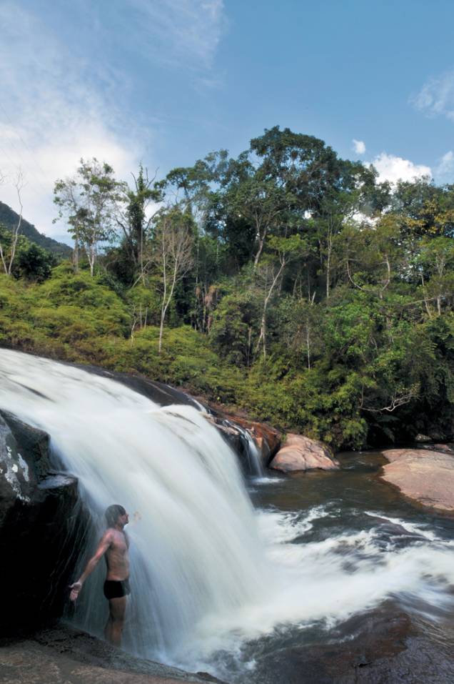 A Cachoeira do Prumirim forma um rio que deságua no canto esquerdo da praia A Cachoeira do Prumirim forma um rio que deságua no canto esquerdo da praia
