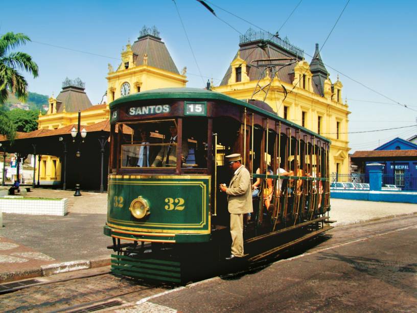 O bonde turístico da Praça Visconde de Mauá passa pelas principais construções históricas do centro