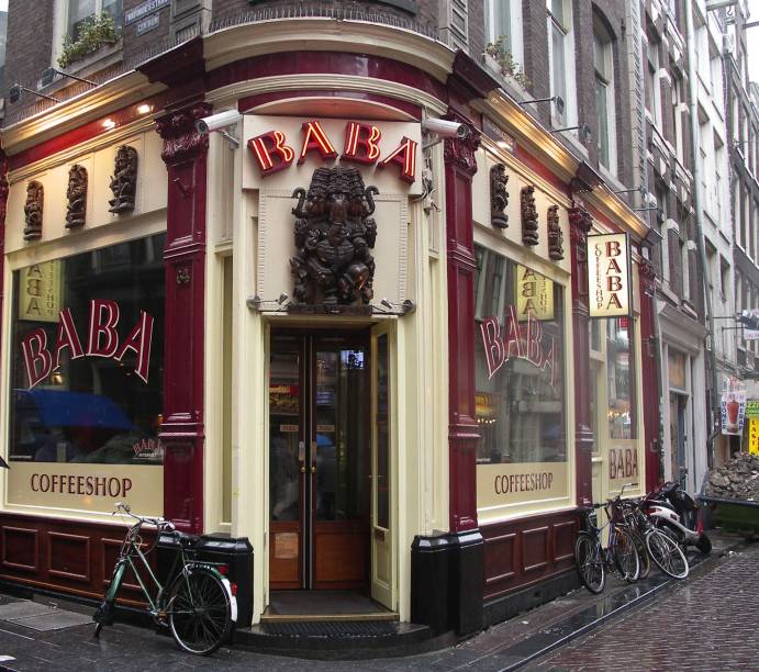 <a href="https://www.babashops.nl/" rel="Baba" target="_blank"><strong>Baba</strong></a> <em>(Warmoesstraat 64)</em>Bem localizado no Red Light District, o Baba é um autêntico coffeeshop rodeado pelas casas de shows eróticos e sex shops. A decoração do ambiente é oriental com estátuas místicas e música que varia do hip-hop ao eletrônico