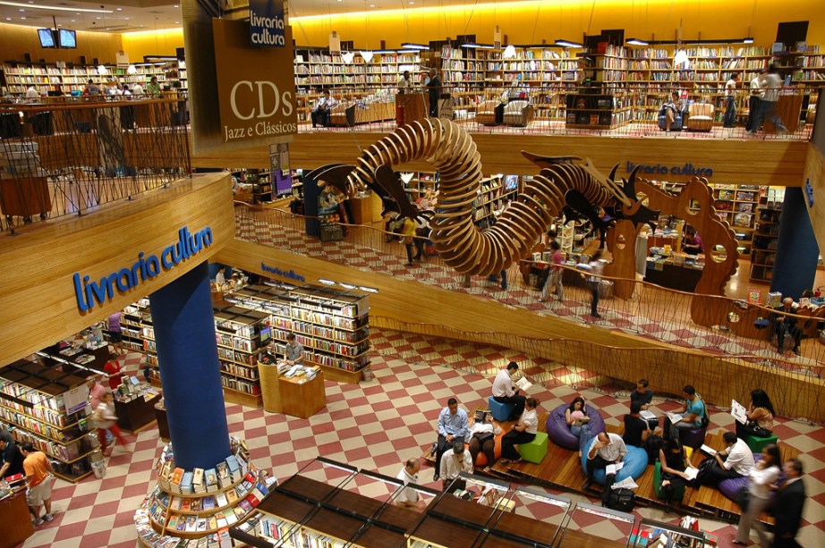 Dentro do Conjunto Nacional, no final da Avenida Paulista, esquina com a Rua Augusta, está a principal unidade da Livraria Cultura, uma das maiores de São Paulo. O complexo tem teatro e até cinema