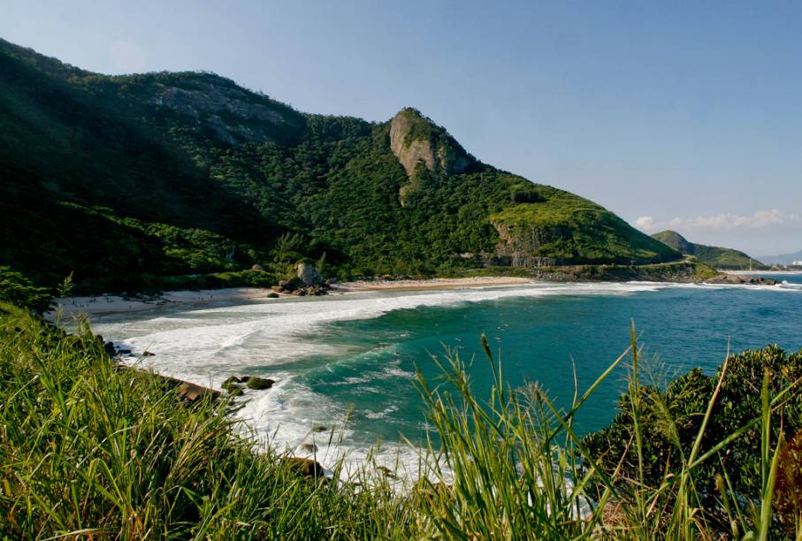 Mar limpíssimo, ondas fortes, Mata Atlântica e surfistas compõem a paisagem da Prainha