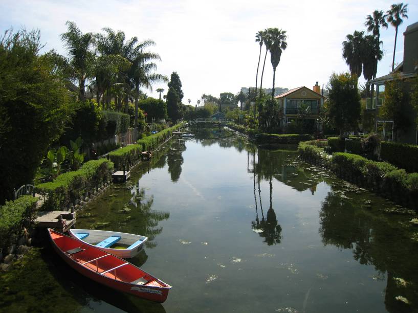 <a href="https://viajeaqui.abril.com.br/estabelecimentos/estados-unidos-los-angeles-atracao-venice-beach" target="_blank" rel="noopener"><strong>Venice Beach, Los Angeles – EUA </strong></a> A queridinha de Los Angeles não tem seu nome à toa, a área foi fundada justamente com o objetivo de ser a Veneza dos EUA. Hoje é muito mais conhecida pela praia e o agito mas as casas na região dos canais artificiais ainda são atração obrigatória para quem quer entender a história de Venice. <a href="https://www.booking.com/district/us/los-angeles/venicebeach.pt-br.html?aid=332455&label=viagemabril-venezasdomundo" target="_blank" rel="noopener"><em>Busque hospedagens em Venice Beach no booking.com</em></a> <a href="https://viajeaqui.abril.com.br/estabelecimentos/estados-unidos-los-angeles-atracao-venice-beach" target="_blank" rel="noopener"><strong>Venice Beach, Los Angeles – EUA </strong></a> A queridinha de Los Angeles não tem seu nome à toa, a área foi fundada justamente com o objetivo de ser a Veneza dos EUA. Hoje é muito mais conhecida pela praia e o agito mas as casas na região dos canais artificiais ainda são atração obrigatória para quem quer entender a história de Venice. <a href="https://www.booking.com/district/us/los-angeles/venicebeach.pt-br.html?aid=332455&label=viagemabril-venezasdomundo" target="_blank" rel="noopener"><em>Busque hospedagens em Venice Beach no booking.com</em></a>
