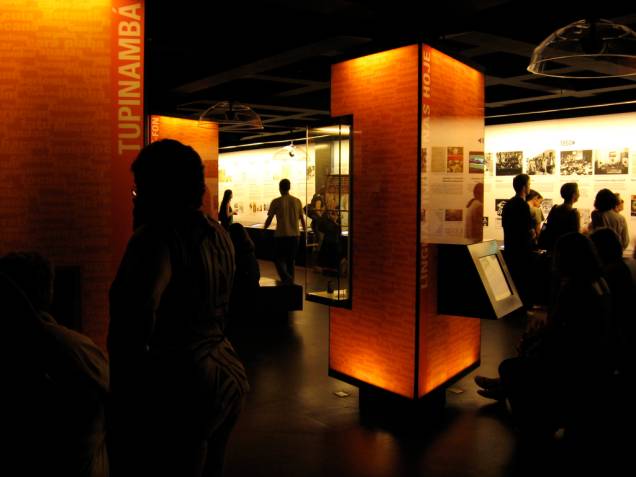 <strong><a href="https://viajeaqui.abril.com.br/estabelecimentos/br-sp-sao-paulo-atracao-museu-da-lingua-portuguesa" rel="Museu da Língua Portuguesa" target="_blank">Museu da Língua Portuguesa</a></strong> O Museu fica no prédio da <a href="https://viajeaqui.abril.com.br/estabelecimentos/br-sp-sao-paulo-atracao-estacao-da-luz" rel="Estação da Luz" target="_blank">Estação da Luz</a> e está entre os melhores do Brasil. A tecnologia mesclada à história da língua portuguesa deixa a experiência muito mais interessante. Projeções bem feitas e interações lúdicas tomam toda a atenção dos visitantes. Aos sábados a entrada é gratuita - não abre às segundas. <strong><a href="https://viajeaqui.abril.com.br/estabelecimentos/br-sp-sao-paulo-atracao-museu-da-lingua-portuguesa" rel="Museu da Língua Portuguesa" target="_blank">Museu da Língua Portuguesa</a></strong> O Museu fica no prédio da <a href="https://viajeaqui.abril.com.br/estabelecimentos/br-sp-sao-paulo-atracao-estacao-da-luz" rel="Estação da Luz" target="_blank">Estação da Luz</a> e está entre os melhores do Brasil. A tecnologia mesclada à história da língua portuguesa deixa a experiência muito mais interessante. Projeções bem feitas e interações lúdicas tomam toda a atenção dos visitantes. Aos sábados a entrada é gratuita - não abre às segundas.
