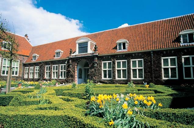 O <a href="https://viajeaqui.abril.com.br/estabelecimentos/holanda-amsterda-atracao-museu-frans-hals-em-haarlem" rel="Museu Frans Hals" target="_blank">Museu Frans Hals</a> contém inúmeras obras do pintor de mesmo nome, bem como de outros artistas do séculos 16 e 17, quando Haarlem, a apenas 20 quilômetros de Amsterdã, era uma cidade próspera e centro cultural e artístico O <a href="https://viajeaqui.abril.com.br/estabelecimentos/holanda-amsterda-atracao-museu-frans-hals-em-haarlem" rel="Museu Frans Hals" target="_blank">Museu Frans Hals</a> contém inúmeras obras do pintor de mesmo nome, bem como de outros artistas do séculos 16 e 17, quando Haarlem, a apenas 20 quilômetros de Amsterdã, era uma cidade próspera e centro cultural e artístico