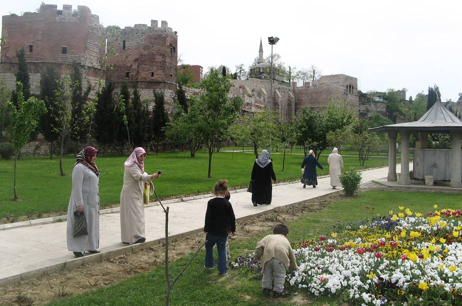 Além de belos jardins, a praça Eyüp - onde fica a mesquita de mesmo nome - fica em uma colina com uma vista para o Bósforo Além de belos jardins, a praça Eyüp - onde fica a mesquita de mesmo nome - fica em uma colina com uma vista para o Bósforo