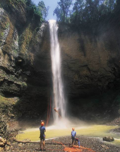 A vista para o cânion é o ponto literalmente alto da <a href="https://preprod.viagemeturismo.abril.com.br/atracao/cachoeira-do-saltao/" target="_blank">Cachoeira do Saltão.</a> São 75 metros de altura, o que faz desta uma das mais altas cachoeiras do <a href="https://preprod.viagemeturismo.abril.com.br/estados/sao-paulo/" target="_blank">estado de São Paulo</a>. A trilha para chegar é tão tranquila (cerca de 10 minutos) que você pode aproveitar e já conhecer outras cachoeiras da propriedade, como a queda da Ferradura e a cachoeira Monjolinho.