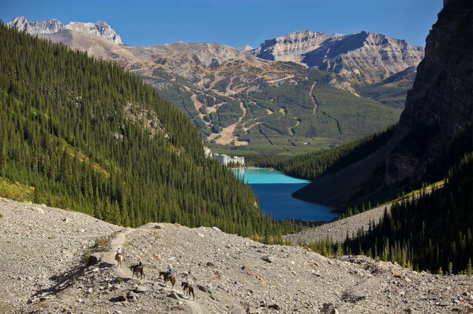 <strong>Planície dos Seis Glaciares</strong> Para além do Lago Louise, um baú de tesouro na forma de montanhas altas revela picos e glaciers impressionantes. A vista pode ser apreciada tomando um chazinho em uma casa de chá sasonal (fecha durante o inverno). Se desejar, é possível conectar essa trilha de nível moderado com a do Lago Agnes. A caminhada dá, no total, aproximadamente 5h do começo ao fim. <strong>Planície dos Seis Glaciares</strong> Para além do Lago Louise, um baú de tesouro na forma de montanhas altas revela picos e glaciers impressionantes. A vista pode ser apreciada tomando um chazinho em uma casa de chá sasonal (fecha durante o inverno). Se desejar, é possível conectar essa trilha de nível moderado com a do Lago Agnes. A caminhada dá, no total, aproximadamente 5h do começo ao fim.