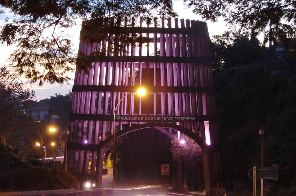 Pórtico de entrada da cidade de Bento Gonçalves (RS), que tem o formato de um barril de vinho Pórtico de entrada da cidade de Bento Gonçalves (RS), que tem o formato de um barril de vinho
