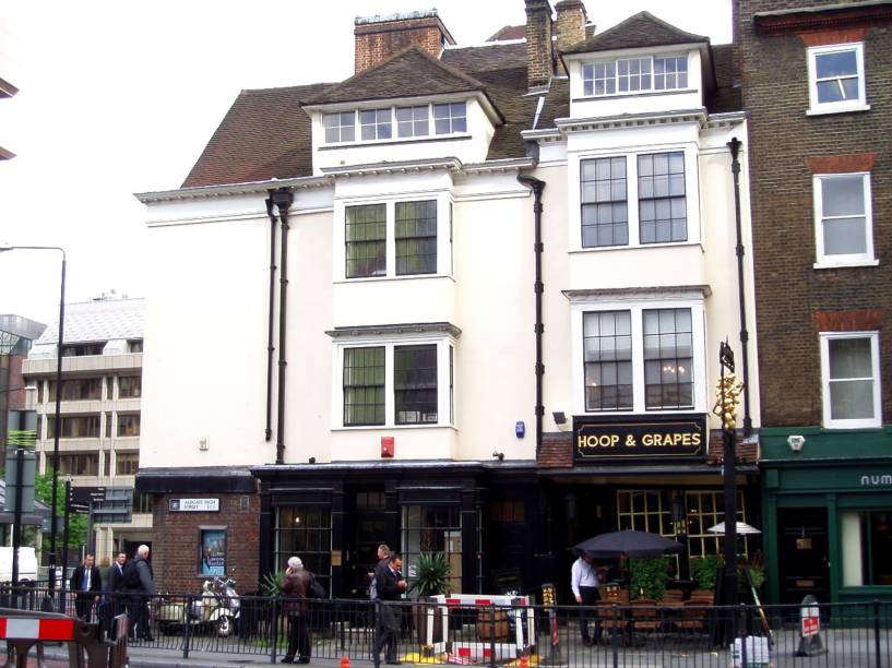 <strong>The Hoop and Grapes</strong>        Se o pub The Albert, citado antes nesta reportagem, havia sobrevivido aos bombardeios alemães, este aqui resistiu ao grande incêndio de 1666. Na carta de real ales, nomes como Doombar, Fuller’s London Pride e a memoravelmente saborosa Dana. <em>47 Aldgate High St., Aldgate </em>