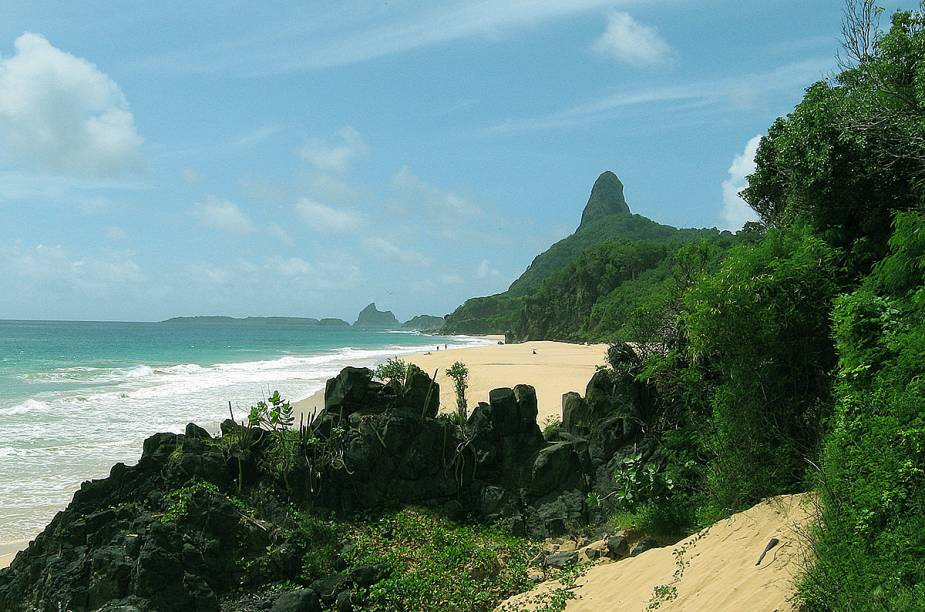 <a href="https://viajeaqui.abril.com.br/estabelecimentos/br-pe-fernando-de-noronha-atracao-praia-cacimba-do-padre" rel="Cacimba do Padre - Fernando de Noronha" target="_blank"><strong>Cacimba do Padre - Fernando de Noronha</strong></a>        Em dezembro e janeiro os surfistas aproveitam as ondas tubulares. A areia é branca e fofinha e a principal vista é o Morro Dois Irmãos.