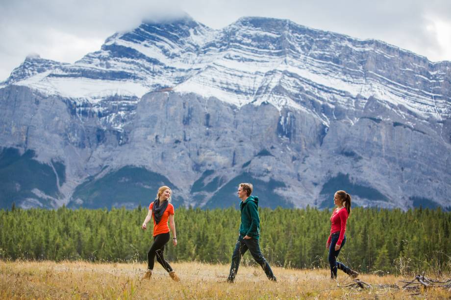 <strong>Monte Rundle</strong>        Este “monte” na verdade pode ser considerado uma pequena cordilheira, pois se estende por 12km. Ele fica bem atrás da Montanha Cascade, a sul, de cara para a cidade de Banff