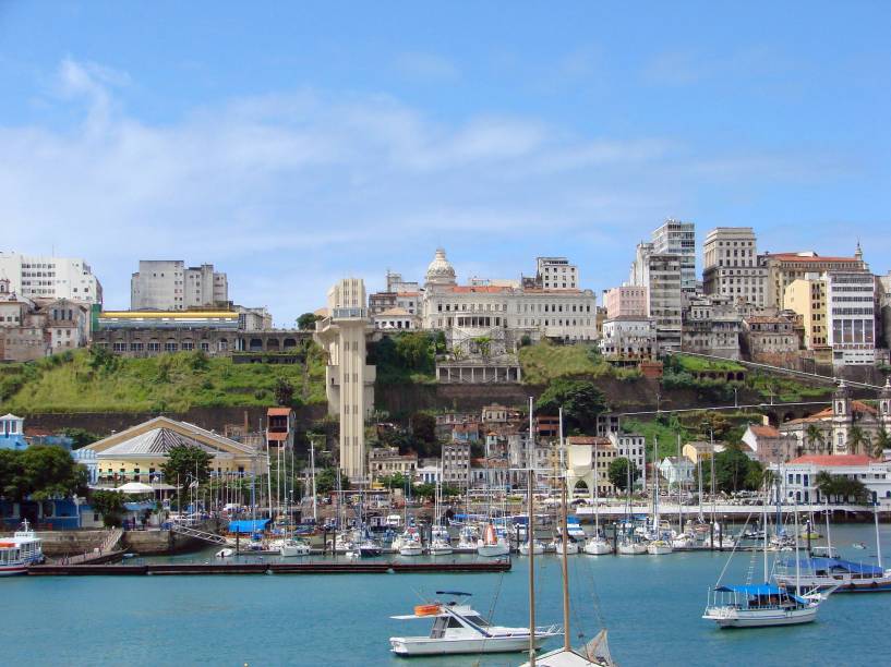 Vista da Cidade Baixa e do Centro Histórico de Salvador, ligados pelo Elevador Lacerda