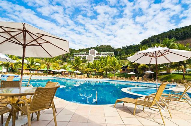 <strong>Infinity Blue Resort & Spa, em Balneário Camboriú (SC)</strong> Boa parte de sua estrutura - restaurantes, spa, piscinas, quadras, recreação e serviço de praia - é aberta ao público (paga-se apenas o uso do lazer, sem pernoite). Para os hóspedes que buscam aventura, também oferta miniarvorismo, parede de escalada e trilhas. <a href="https://www.booking.com/hotel/br/infinity-blue-recanto-das-aguas-resort.pt-br.html?aid=332455&label=viagemabril-hoteisfamilia" target="_blank" rel="noopener">Reserve sua estadia no Infinity Blue Resort & Spa</a> <strong>Infinity Blue Resort & Spa, em Balneário Camboriú (SC)</strong> Boa parte de sua estrutura - restaurantes, spa, piscinas, quadras, recreação e serviço de praia - é aberta ao público (paga-se apenas o uso do lazer, sem pernoite). Para os hóspedes que buscam aventura, também oferta miniarvorismo, parede de escalada e trilhas. <a href="https://www.booking.com/hotel/br/infinity-blue-recanto-das-aguas-resort.pt-br.html?aid=332455&label=viagemabril-hoteisfamilia" target="_blank" rel="noopener">Reserve sua estadia no Infinity Blue Resort & Spa</a>