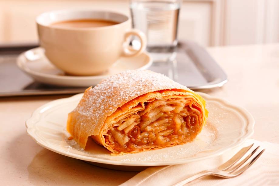 Um cl&aacute;ssico austr&iacute;aco, o apfelstrudel