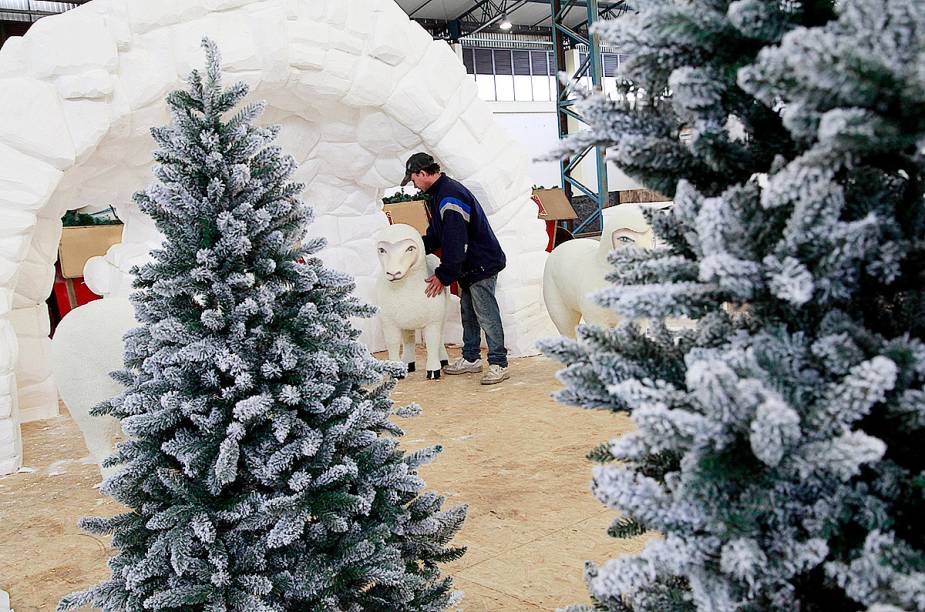 Em foto de arquivo, artesão fazem os últimos preparativos na decoração do Natal Luz de Gramado 