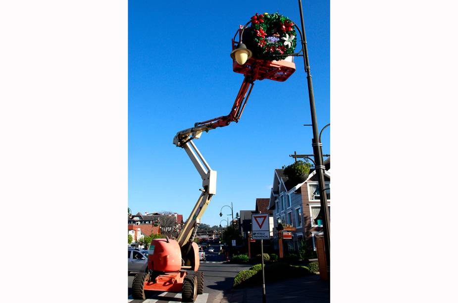 As ruas da cidade ficam todas ornamentadas por elementos típicos do Natal