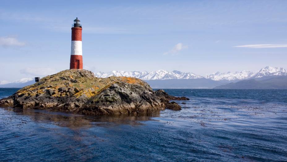 O Farol do Fim do Mundo, na baía do Canal de Beagle, guia os navegantes rumo à Ushuaia. O canal recebeu o nome do navio em que o naturalista inglês Charles Darwin navegou pela região em 1832