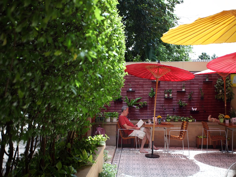 As refeições no Baan Dinso são servidas no arejado espaço em frente ao albergue, onde são servidos pratos caprichados da cozinha tailandesa As refeições no Baan Dinso são servidas no arejado espaço em frente ao albergue, onde são servidos pratos caprichados da cozinha tailandesa