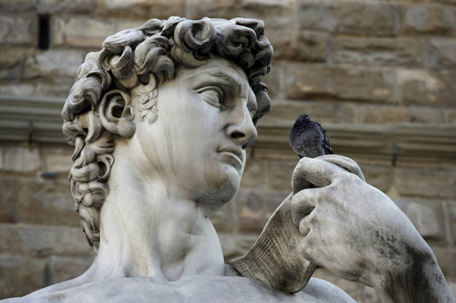 Detalhe da cópia da estátua de Davi, de Michelangelo, na <strong>Piazza de la Signoria</strong>. A obra original fica na <a href="https://www.galleriaaccademiafirenze.beniculturali.it/" target="_blank" rel="noopener"><strong>Galleria dell'Academia</strong></a> Detalhe da cópia da estátua de Davi, de Michelangelo, na <strong>Piazza de la Signoria</strong>. A obra original fica na <a href="https://www.galleriaaccademiafirenze.beniculturali.it/" target="_blank" rel="noopener"><strong>Galleria dell'Academia</strong></a>