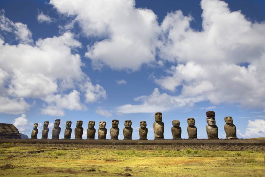 O Ahu Tongariki, sequência de 15 moais de costas para a praia Hotuiti, é o maior monumento de todo o Pacífico Sul