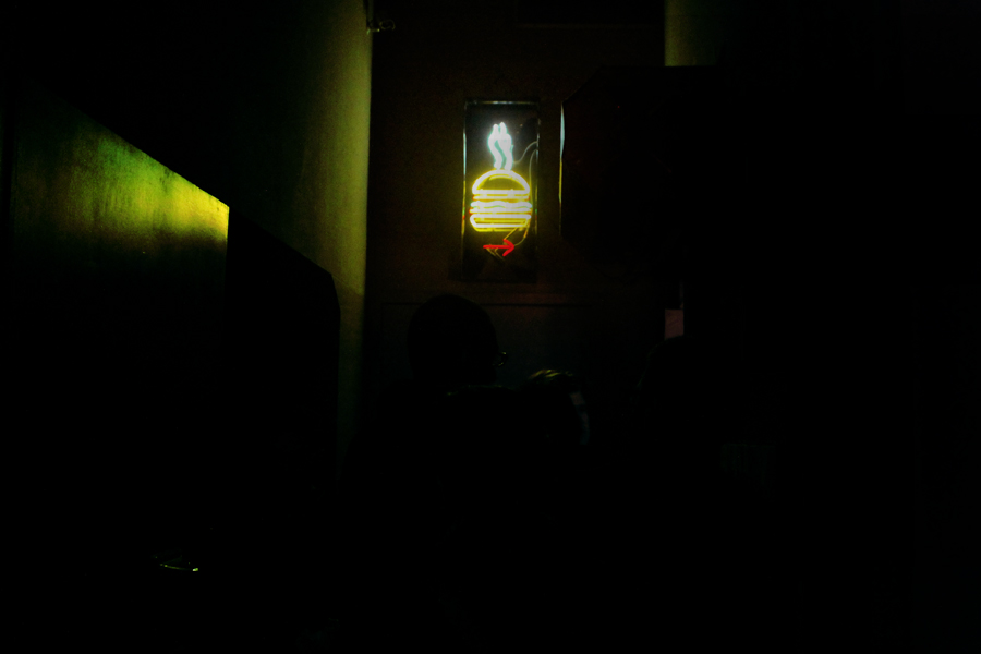 <a href="https://www.parkermeridien.com/eat4.php" rel="Burger Joint" target="_blank"><strong>Burger Joint</strong></a> O Burger Joint fica escondido dentro do hotel Le Parker Meridien e é concorridíssimo: dependendo da hora que você chegar, pode encontrar filas para entrar e dificuldade para sentar. O ambiente é pequeno, as paredes são rabiscadas e curiosas e a trilha sonora é excelente, o que dá um certo clima descolado à lanchonete. Faça o seu pedido logo que chegar e espere um dos atendentes chamá-lo pelo nome. Apesar de discreto, os brasileiros já descobriram o local: não é raro estar cercado de mesas falando português. O hambúrguer é barato, vem embrulhado em papel simples e é pequeno, mas na medida certa. Não há muitas opções de acompanhamento, por isso se você não tem frescura, peça o cheeseburguer completo. Para beber, há apenas uma opção de cerveja, refrigerante e milkshake. <strong>Endereço:</strong> <em>119, West 56th Street</em> <a href="https://www.parkermeridien.com/eat4.php" rel="Burger Joint" target="_blank"><strong>Burger Joint</strong></a> O Burger Joint fica escondido dentro do hotel Le Parker Meridien e é concorridíssimo: dependendo da hora que você chegar, pode encontrar filas para entrar e dificuldade para sentar. O ambiente é pequeno, as paredes são rabiscadas e curiosas e a trilha sonora é excelente, o que dá um certo clima descolado à lanchonete. Faça o seu pedido logo que chegar e espere um dos atendentes chamá-lo pelo nome. Apesar de discreto, os brasileiros já descobriram o local: não é raro estar cercado de mesas falando português. O hambúrguer é barato, vem embrulhado em papel simples e é pequeno, mas na medida certa. Não há muitas opções de acompanhamento, por isso se você não tem frescura, peça o cheeseburguer completo. Para beber, há apenas uma opção de cerveja, refrigerante e milkshake. <strong>Endereço:</strong> <em>119, West 56th Street</em>